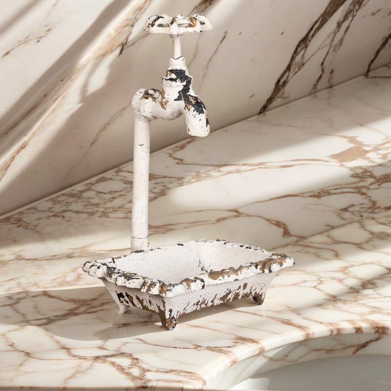 Sculpture de robinet en métal de style antique - décoration intérieure rustique avec finition patinée et charme classique