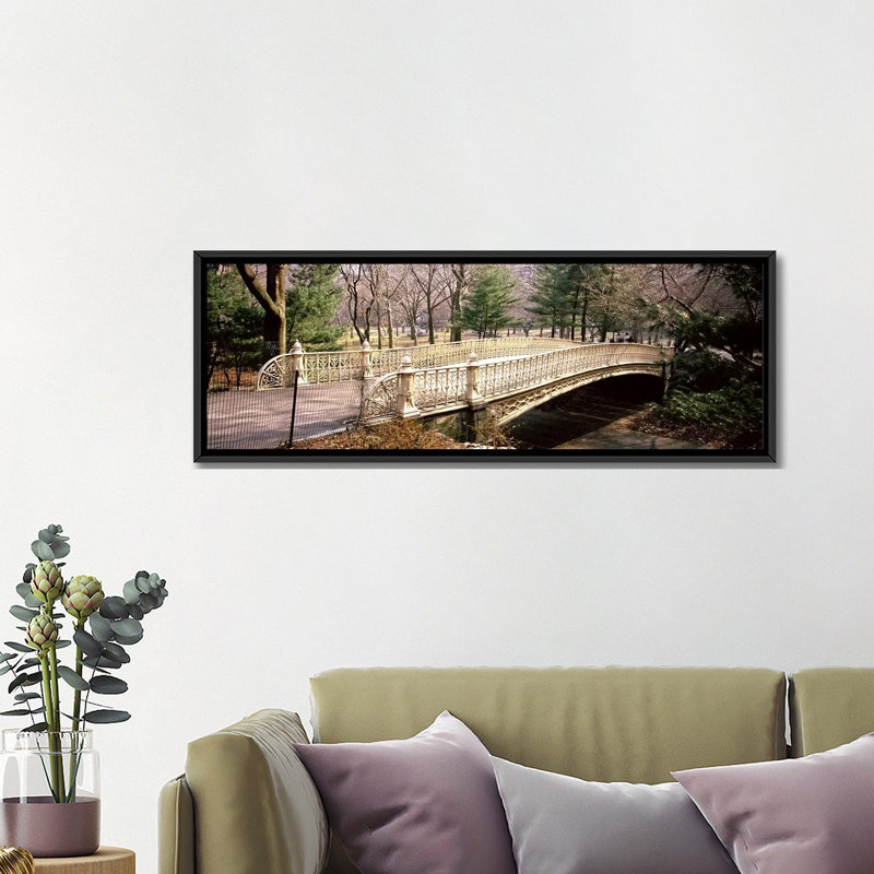 Pont en arche panoramique dans un parc, Central Park, Manhattan, New York, État de New York - reproduction de photo sur toile