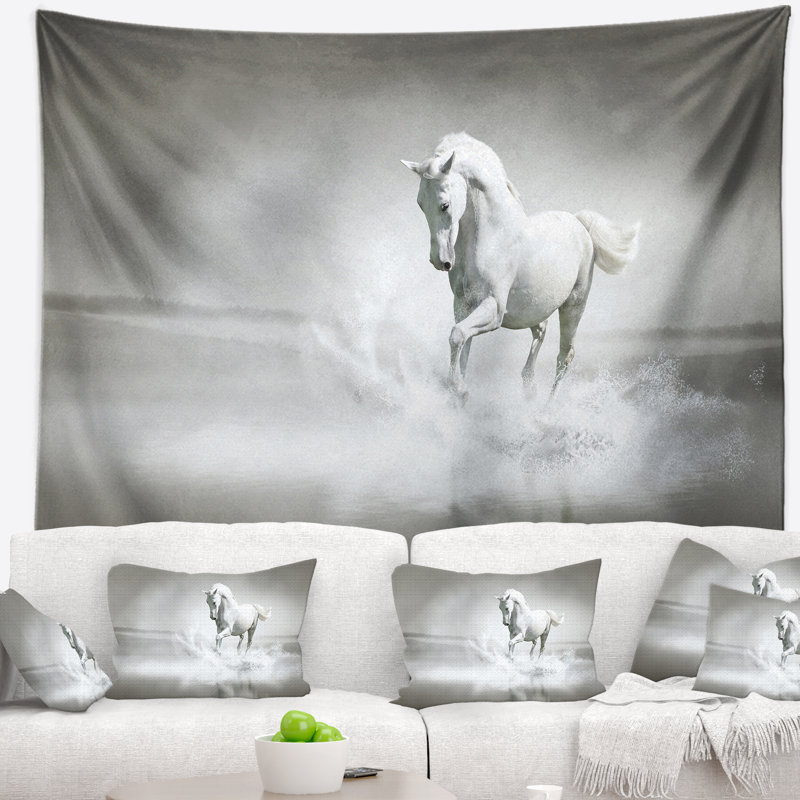 Tapisserie cheval blanc qui court dans l'eau, H 32 po x l 39 po