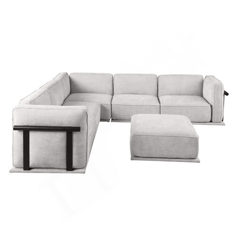 Ceci est un ensemble de canapé modulaire en tissu, comprenant un module d'angle et plusieurs sièges indépendants, jumelé avec des repose-pieds carrés du même matériau.