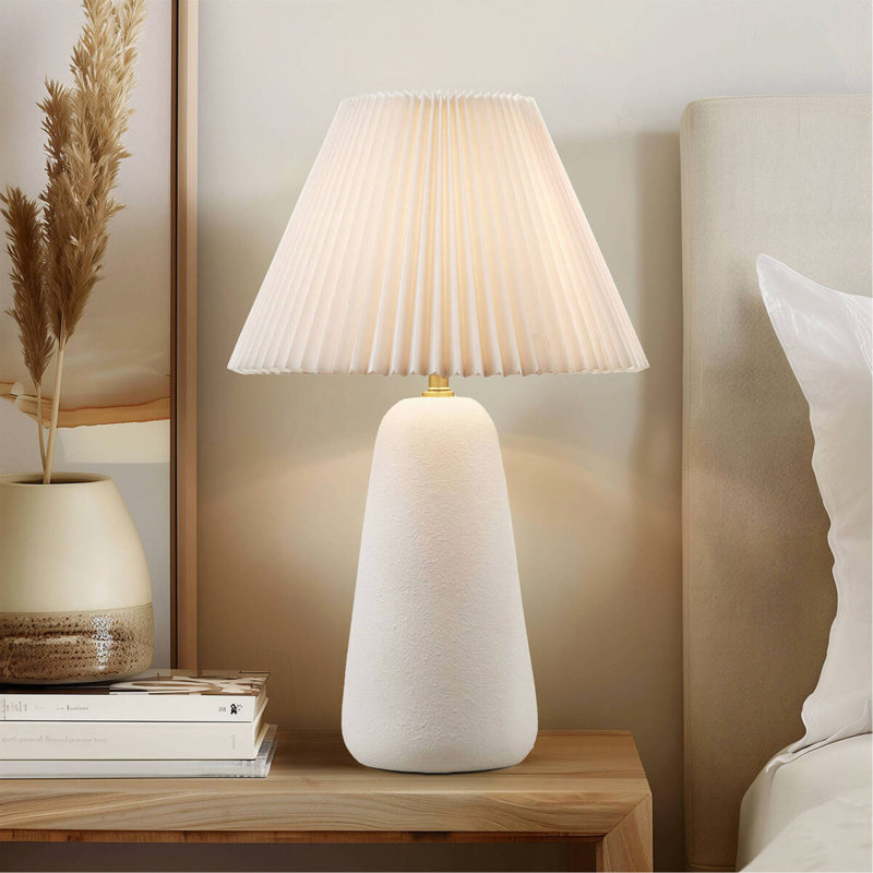 Lampe de table en céramique texturée avec abat-jour cannelé en tissu Voir ci-dessous