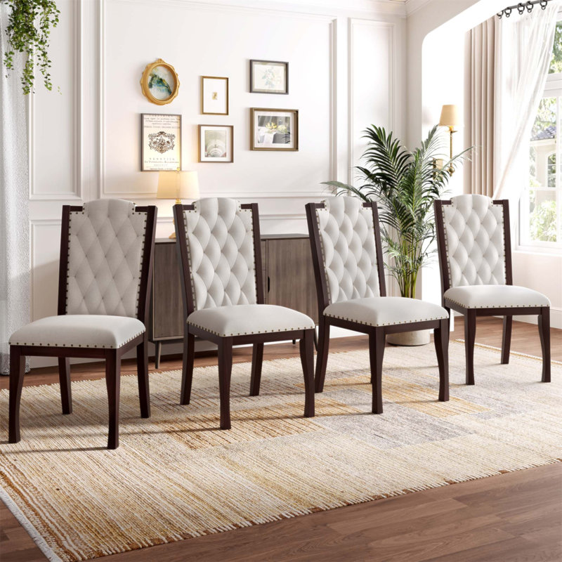 Ensemble de 4 chaises de salle à manger rembourrées à haut dossier capitonné avec des pieds en bois massif et des garnitures cloutées pour une décoration intérieure élégante (seulement chaise)