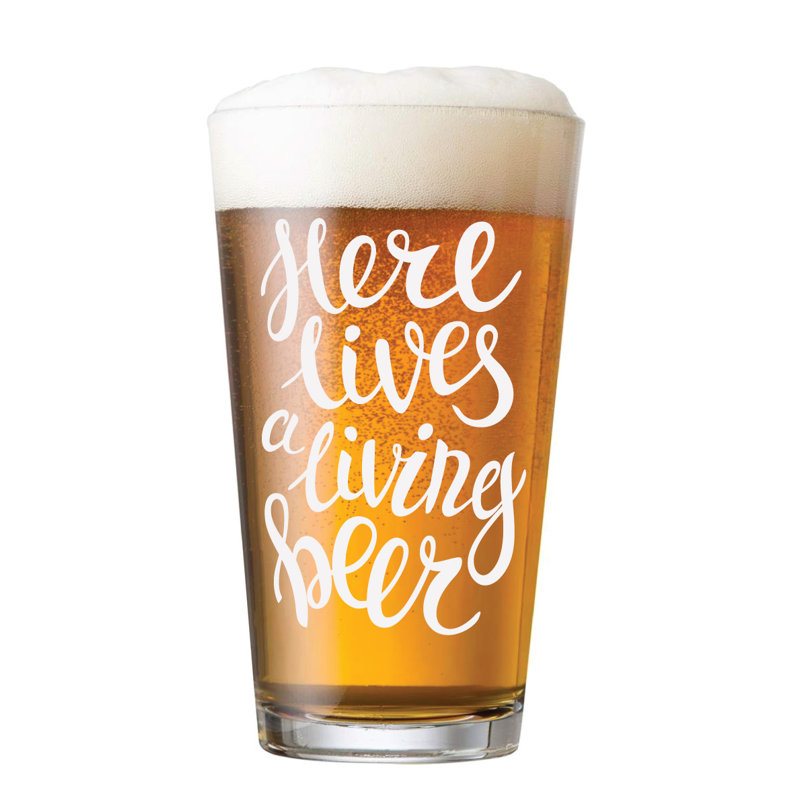 Il y a ici un verre à bière 16 oz. Daraksha
