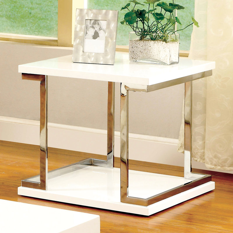 Table de bout contemporaine blanche avec structure en métal et détails décoratifs chic