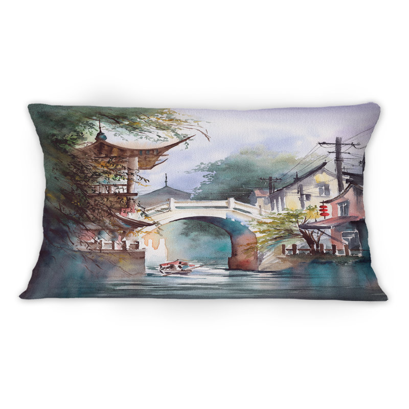 Un paysage urbain chinois avec un bateau sur la rivière - Coussin 1