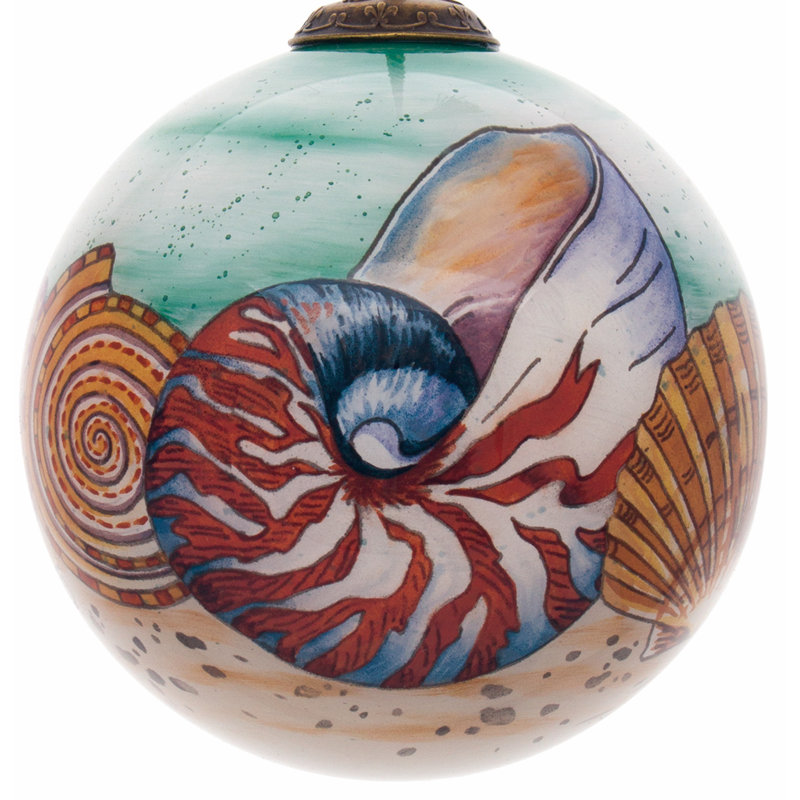 Ornement boule de coquillage