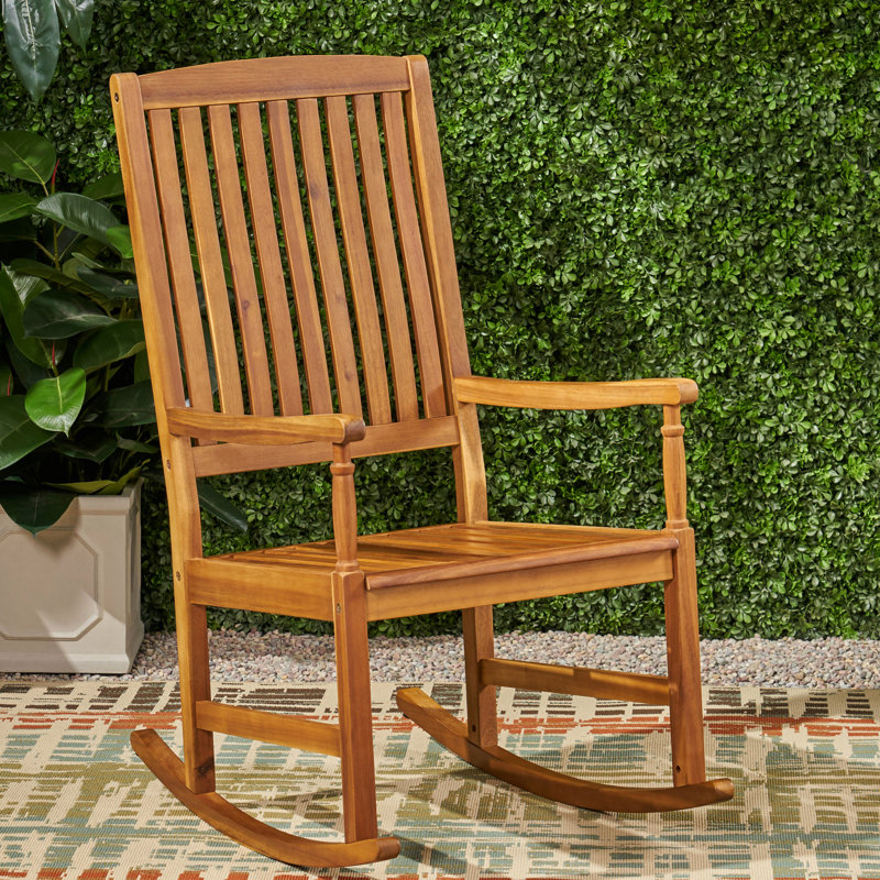 Chaise berçante avec surface en bois lisse et lattes traditionnelles en mouvement