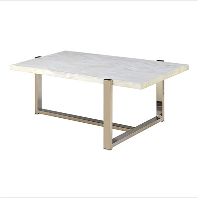 Table basse blanche et champagne