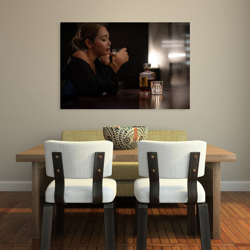 Femme élégante au bar - Affiche murale contemporaine élégante, H 32 po x l 48 po