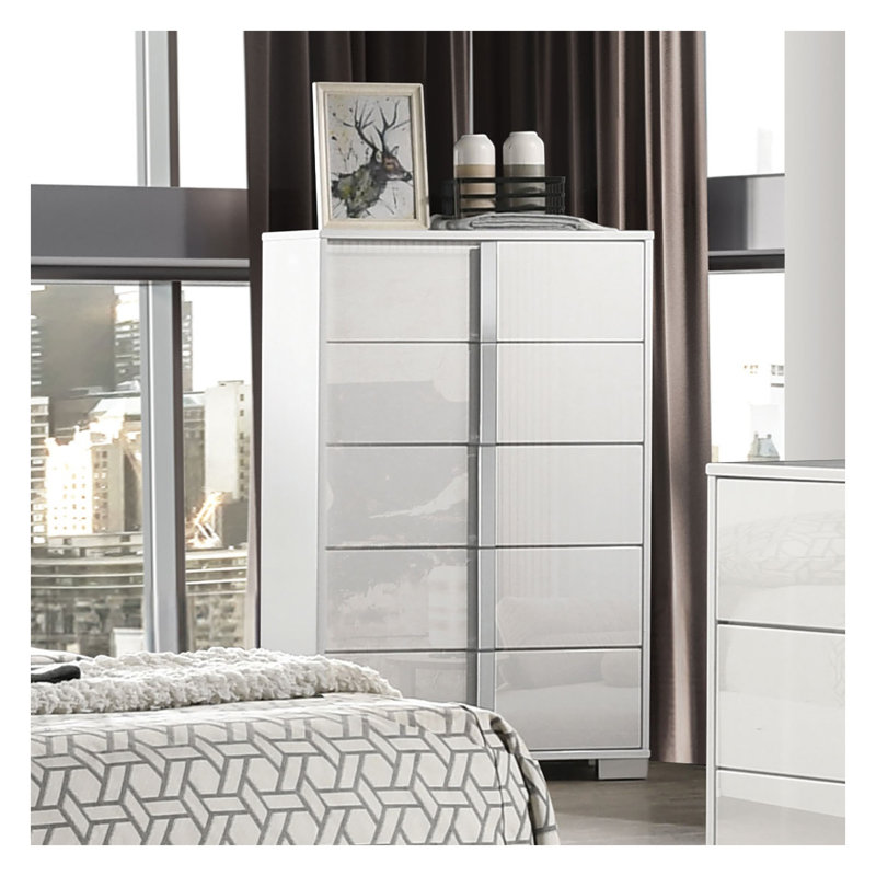Commode de chambre contemporaine blanche avec finition UV - Pieds chromés, poignées verticales et meubles de rangement à roulement à billes