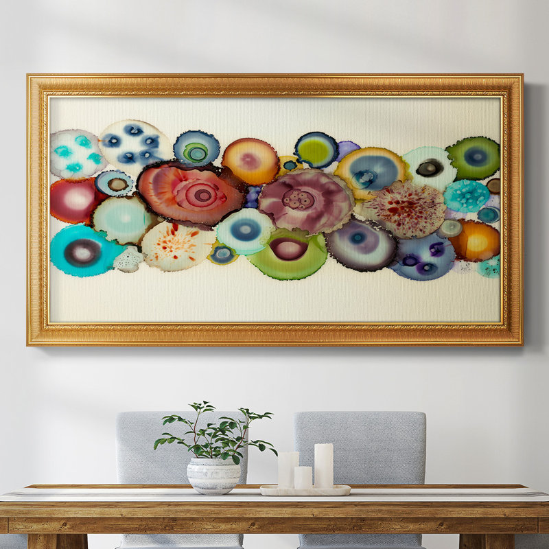 Chemin rouge sur toile, H 21 po x l 37 po x P 2,5 po, Cadre doré à motif de feuille d'or