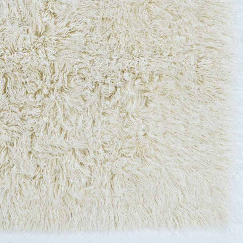 Tapis ivoire en laine tissé à la main Aaiden Flokati, Rectangle 2 pi 4 po x 4 pi 3 po