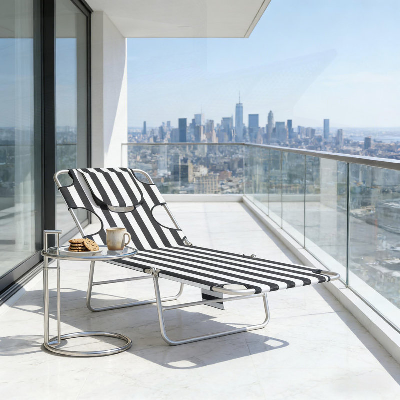 Chaise longue douce pour un bain de soleil extérieur, dossier réglable, conception pliable et poche de rangement latérale