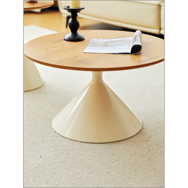 Ensemble de tables basses rondes blanches et en bois, élégantes et durables pour les espaces de vie modernes