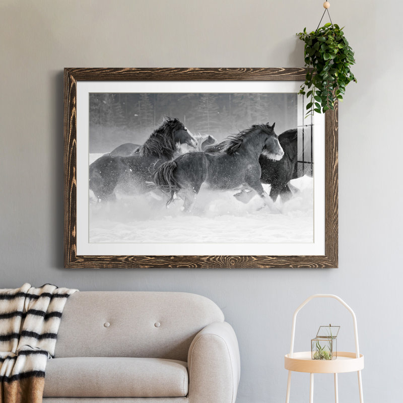 Winter Roundup I - Photographie avec cadre, H 31 po x l 44 po x P 1 po, Papier avec cadre noyer