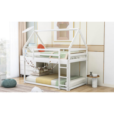 Lit simple au-dessus d'un lit superposé blanc, en forme de maison - Robuste et pratique