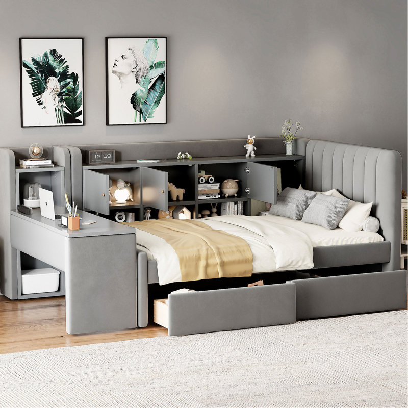 Lit de jour simple rembourré gris avec tiroirs sous le lit, tablettes ouvertes, armoires à plateau rabattable et table d'appoint permettant d'économiser de l'espace pour les salons de petite taille et élégants avec rangement compact idéal
