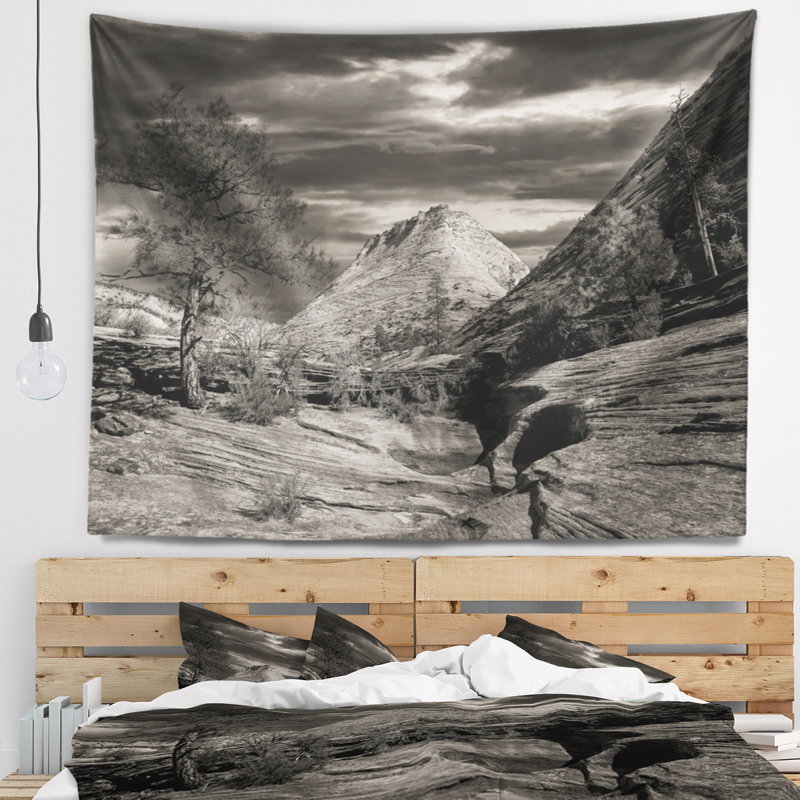 Tapisserie noire et blanche à paysage de roches rouges, H 78 po x l 92 po