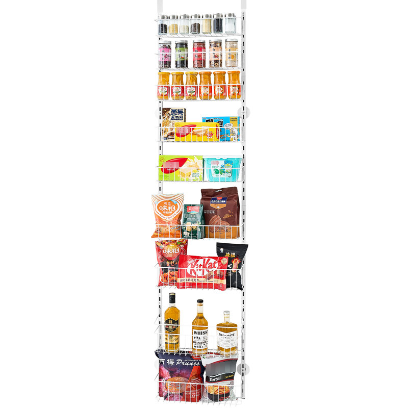 Garde-manger à 9 niveaux au-dessus de la porte.