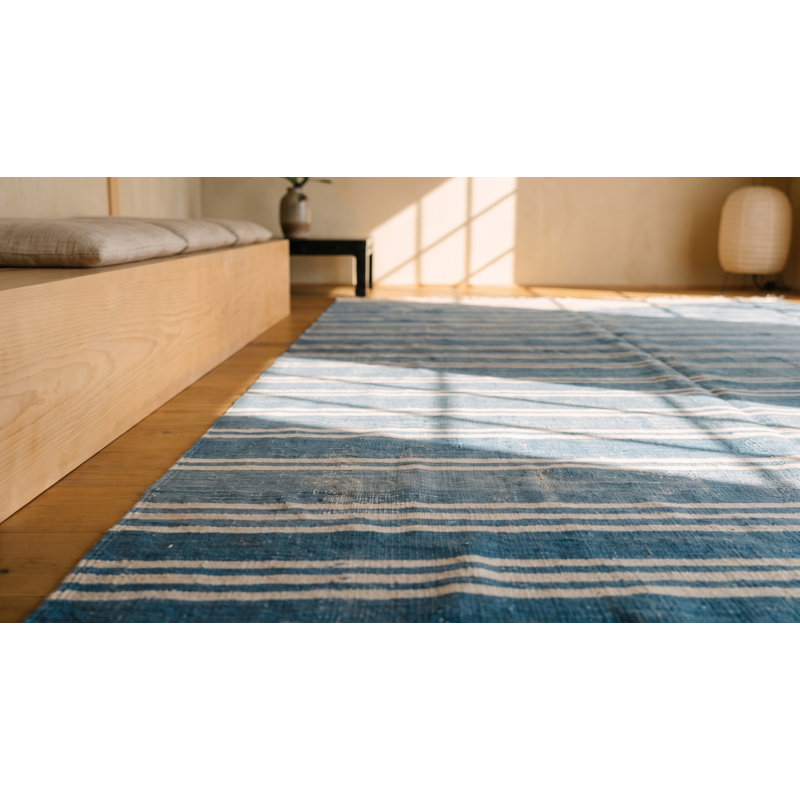 Tapis surdimensionné à rayures blanches et bleues