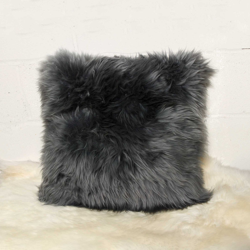 Ensemble de 2 coussins 18 po x 18 po x 5 po noir mat et peau de mouton