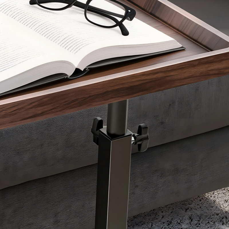 Cette table d'appoint à plateau pivotant de 360 ° réglable en hauteur et de couleur noyer est idéale pour les salons, les chambres à coucher, les canapés, les lits et les chaises. C'est aussi une table polyvalente pour ranger des articles et des collations dans les petits appartements.