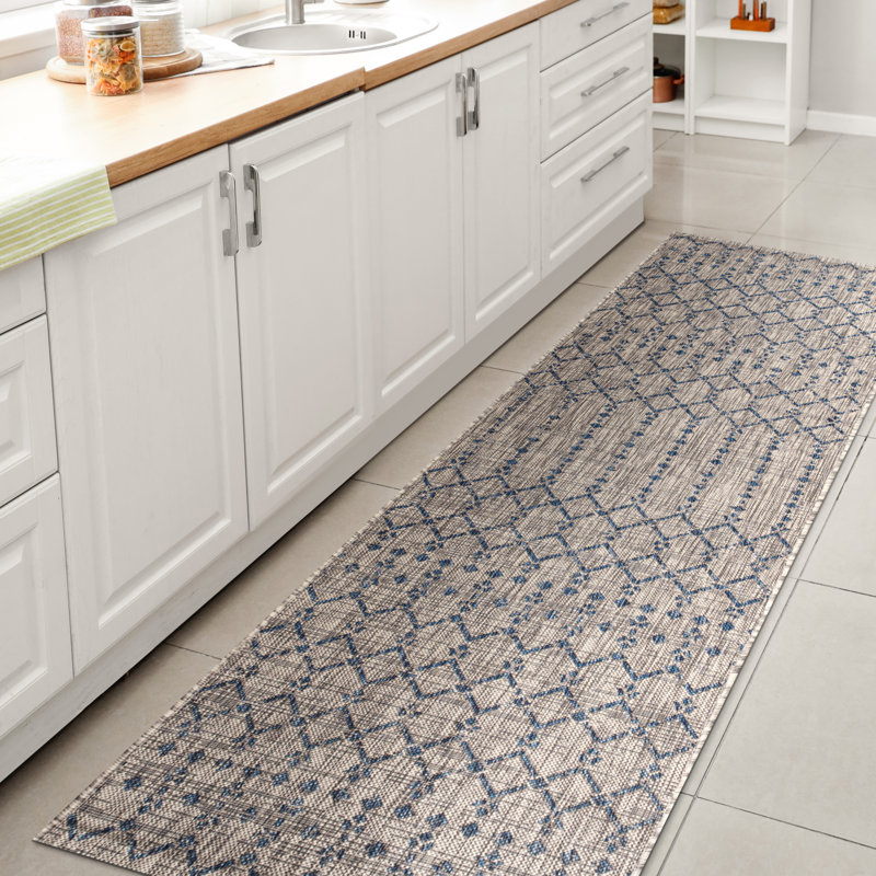 Tapis d'intérieur / extérieur Crompton, Tapis de couloir 2 pi 2 po x 8 pi, Gris clair / Marine