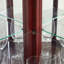 Vitrine de coin avec lumières, tablettes réglables en verre trempé et dos en miroir pour exposer des objets de collection