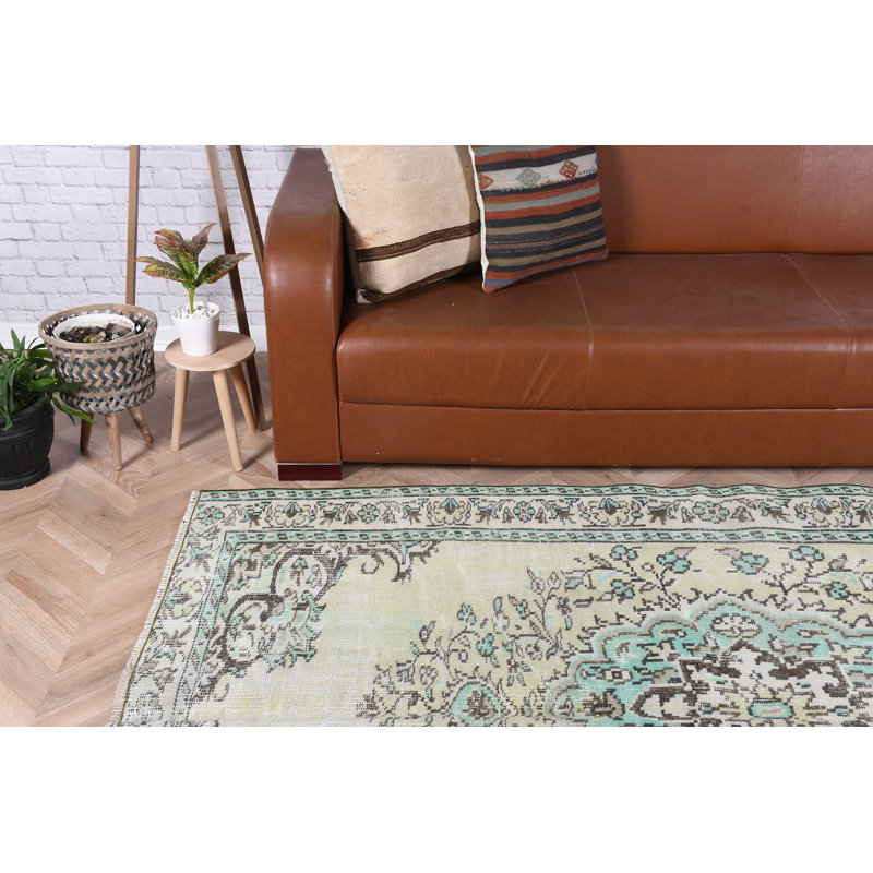 Tapis turc fabriqué à la main dans des couleurs pastel pour la décoration de salon avec art bohème et éléments verts naturels