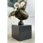 Sculpture d'une femme bien roulée