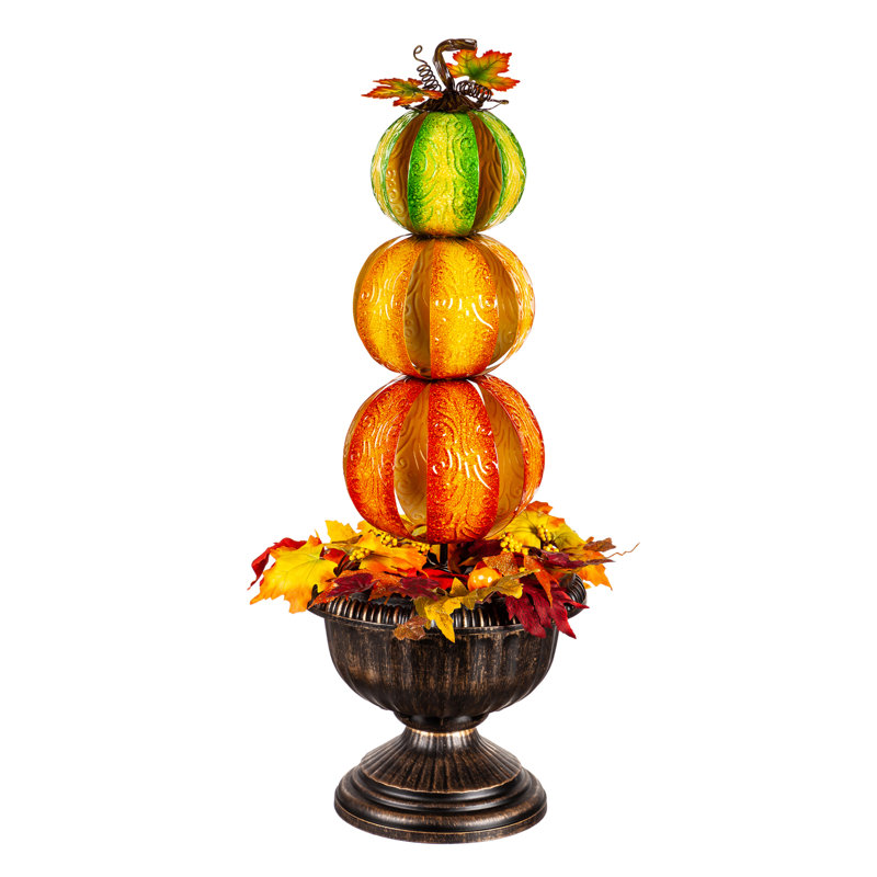 Citrouille empilée avec couronne en art de pelouse