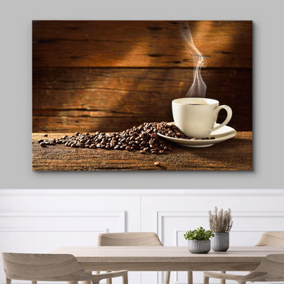 Café espresso sur un lit de grains de café avec grain de bois