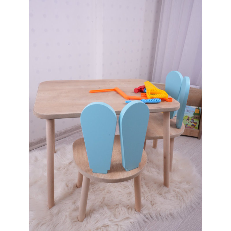 Ensemble de table d'enfant moderne avec pieds en bois de hêtre, bleu bébé et brun | Table: 19,7 po x 23,6 po x 17,7 po | Chaises: 11,8 po x 11,8 po x 9,8 po | Fabrication 100% MDF | Parfait pour les salles de jeux et les espaces créatifs, design élégant