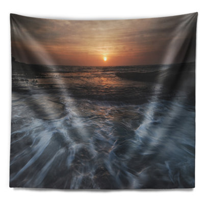 Tapisserie plage bord de mer foncé avec vagues déferlantes