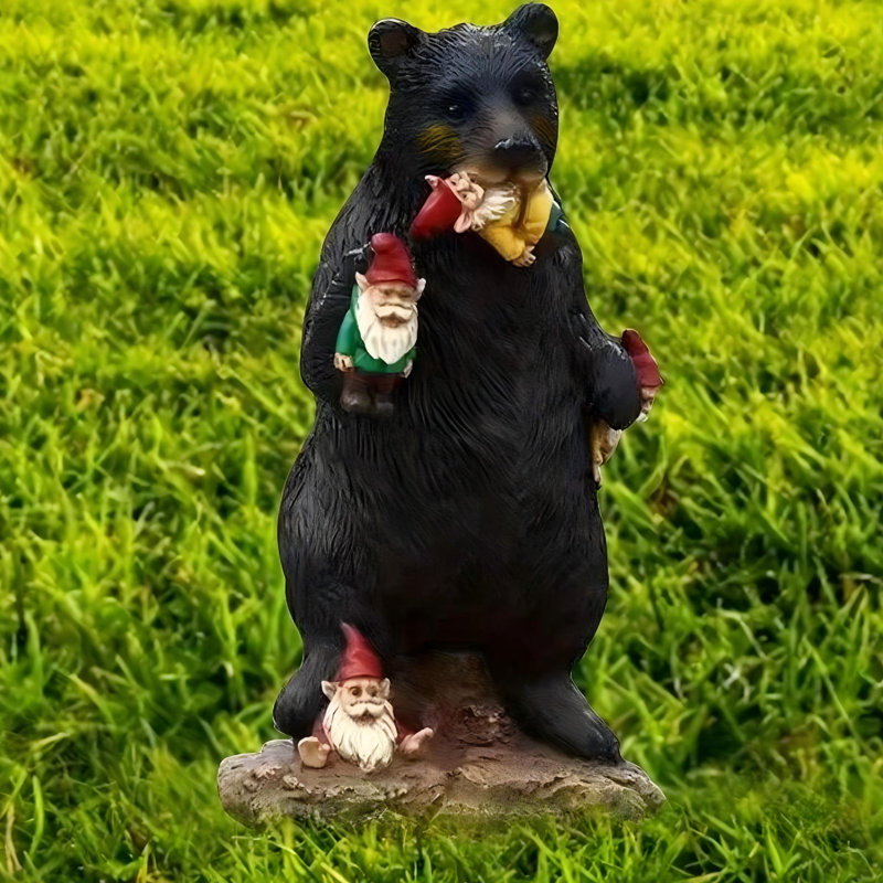 Chimpanzé et statues naines