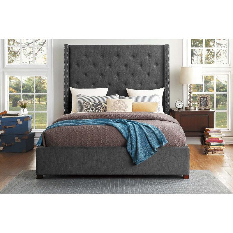 Lit double traditionnel majestueux avec tissu gris, capitonnage à boutons et garniture cloutée pour un décor de chambre à coucher élégant (matelas non inclus)