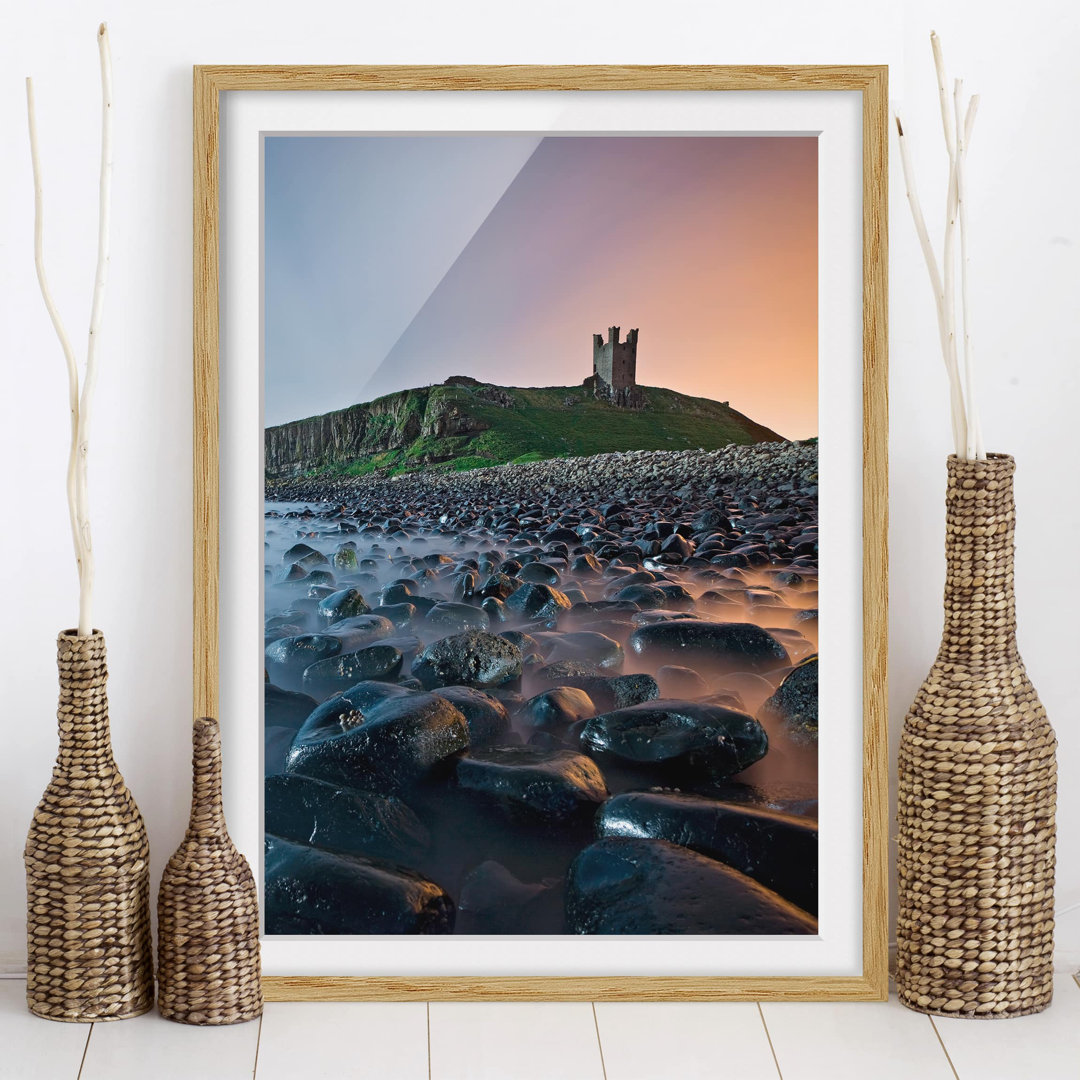 Gerahmtes Papierbild Sonnenaufgang mit Nebel bei Dunstanburgh Castle