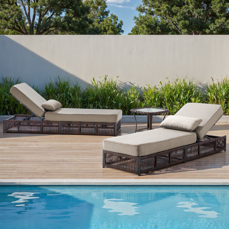 Chaise longue d'extérieur réglable en osier avec table d'appoint Clybourn, Beige