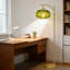 Lampe sur pied moderne avec ampoule à DEL à intensité variable et télécommande, design Mid-Century avec abat-jour en verre vert et mât doré pour le salon, la chambre à coucher ou le bureau