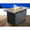Table de foyer d'extérieur 43 po en verre fumé en métal - zone de confort extérieure moderne, production de chaleur 50 000, fabriquée en acier inoxydable, compatible avec la rouille et le gaz propane / naturel, porte de réservoir cachée, avec remplissage,