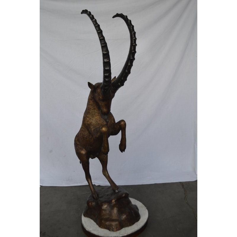 Statue de chèvre de montagne sur pattes arrière en bronze - Taille: L 36 po x l 16 po x H 66 po.