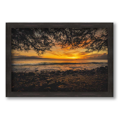 Maui Coast Lahaina Dusk par Kelly Wade. Impression sur papier - Montée et encadrée avec de l'acrylique transparent