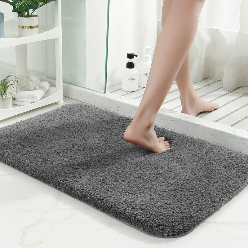 Tapis pour salle de bain Gaenside, L 59 po x l 24 po, Gris clair