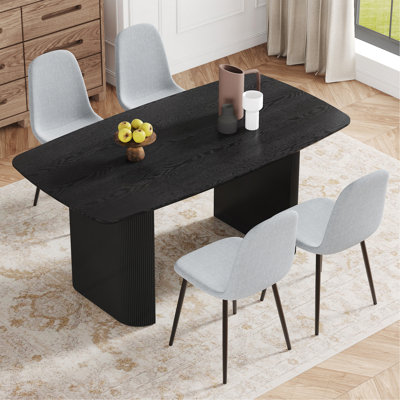 Ensemble de table et de chaises Table de salle à manger en bois aggloméré noir à grain de bois de 67,6 po x 35,4 po: un choix simple, luxueux et stable. Assorti de 4 chaises de salle à manger en lin et coton gris clair à haute résilience avec pieds en métal.