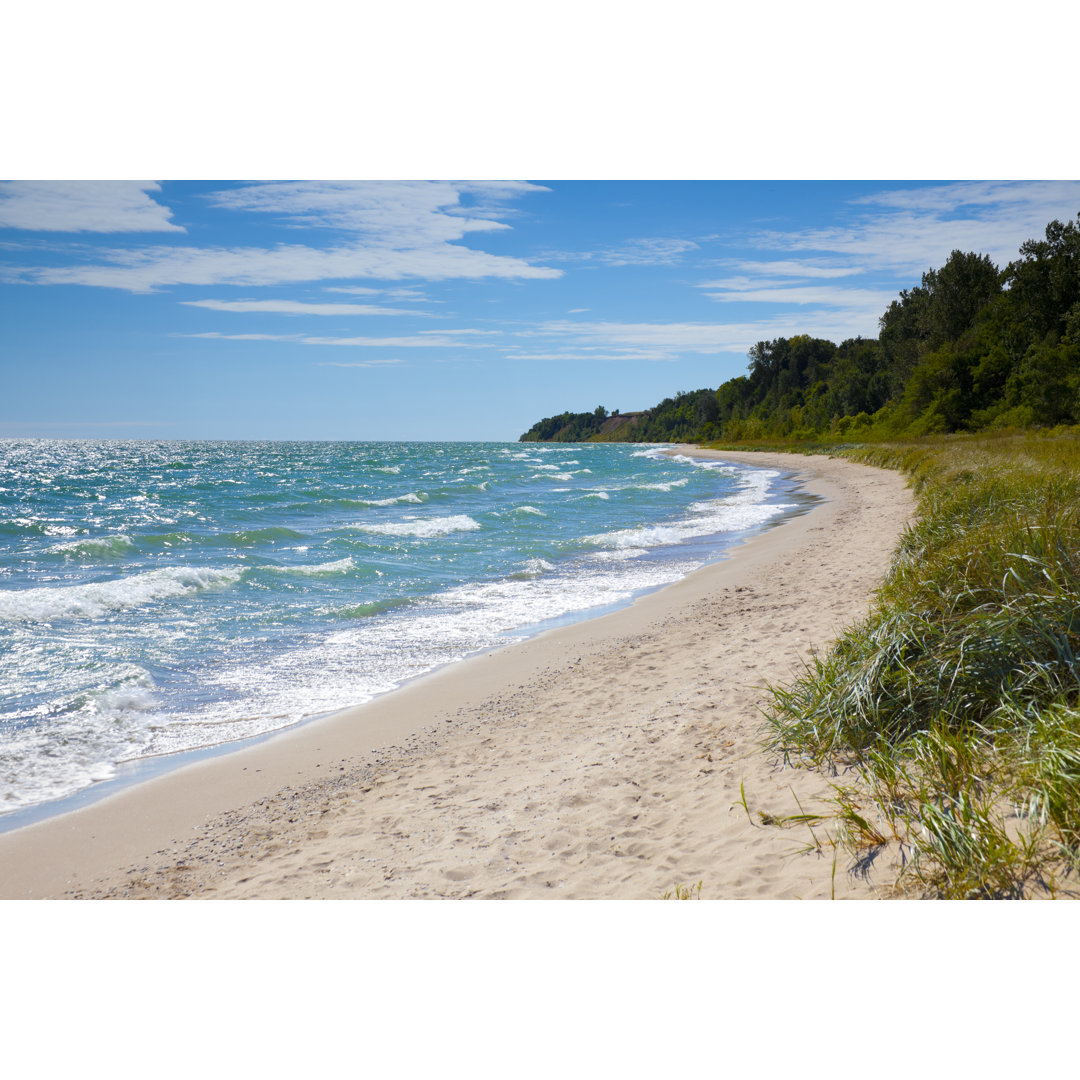 Privater Strand mit smaragdgrünem Wasser