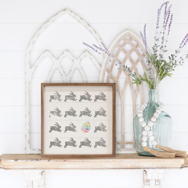 Lapins gris avec œuf de Pâques blanc, H 24 po x l 24 po x P 1 po