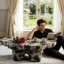 La table basse contemporaine Butterfly renforce l'ambiance du salon pour créer un lien familial-599285544
