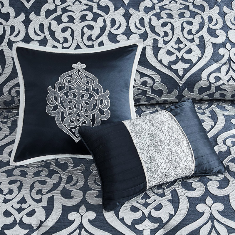 Édredon bleu marine / argent - très grand. 8 pièces avec noyau. Contient 1 édredon, 2 taies décoratives européennes, des coussins décoratifs et une jupe de lit. Tissage texturé pour une chambre à coucher élégante. Bleu marine / argent tout usage À l'intérieur. Comprend un