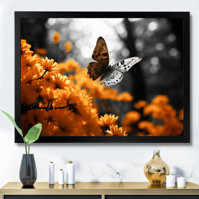 Villagio, papillon gris-orange flottant grâce sur toile