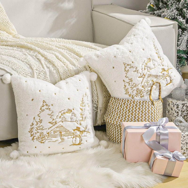 Housse de coussin décoratif, 18 x 18 pouces, ensemble de 2 taies décoratives en fausse fourrure douce avec boule en peluche, jolie housse de coussin décorative en forme de cabane de bonhomme de neige pour maison, salon, blanc